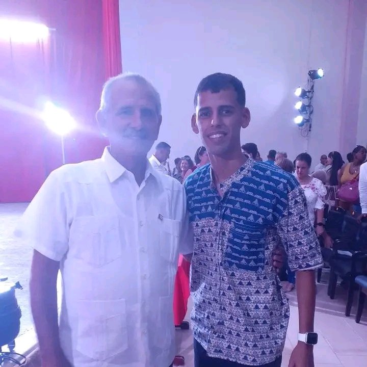meneses_lionel's tweet photo. #Cuba #DPECienfuegos Emotivo reconocimiento a los Directores de Escuelas Pedagógicas en Cienfuegos y a Ovidio Ortiz actual Director, quien coincidentemente en fecha similar se graduó del 4to Contingente Pedagógico. @GemaDiaz_Diaz @barreto_nt  @FernandezMaryde @CoronaAlexandre https://t.co/pNlxLAV9Yr