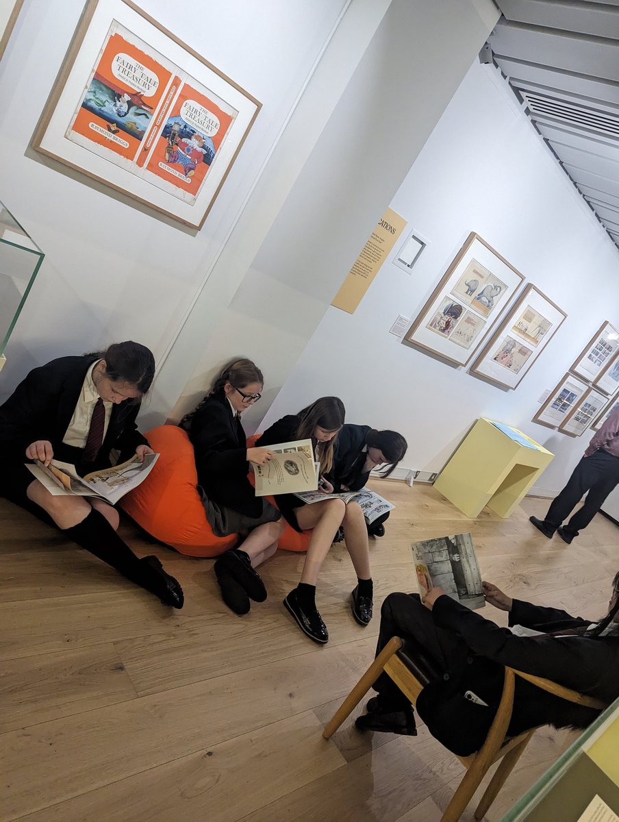 KesReading's tweet photo. Y7s and 8s had a guided tour around Pembroke College. Followed by a tour of the Whipple library. Students were able to get their hands on first edition books by Galileo, Newton &amp; Darwin. A guided tour of the main university library before visiting the Raymond Briggs exhibition. https://t.co/u6Stnqackh