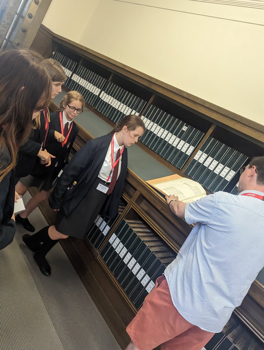 KesReading's tweet photo. Y7s and 8s had a guided tour around Pembroke College. Followed by a tour of the Whipple library. Students were able to get their hands on first edition books by Galileo, Newton &amp; Darwin. A guided tour of the main university library before visiting the Raymond Briggs exhibition. https://t.co/u6Stnqackh
