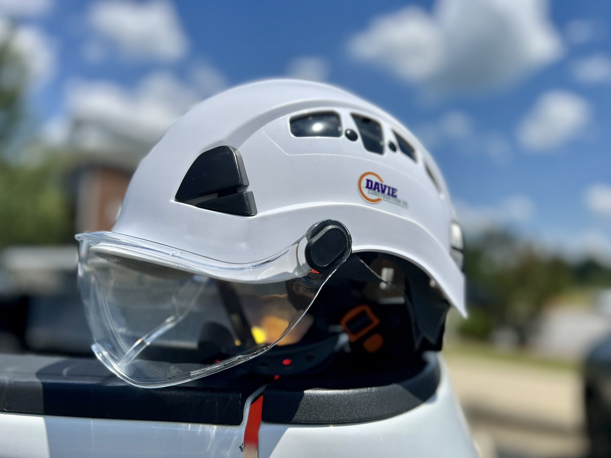 DavieConstNC's tweet image. Safety is ALWAYS first as we distribute new hard hats to the Davie team with many advancements like chin straps and ANSI compliant face shields. #safetyfirst #saferhardhats #headprotection #coveryourhead #safetyalways #daviedelivers