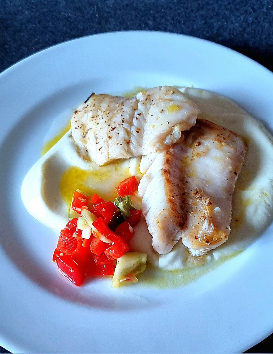 herzenskueche's tweet photo. Rotbarschfilet
in Öl und Butter zart gebraten
auf Blumenkohlpüree
#Food #Foodies #foodblogger #yum #HealthyFood #fitnessfood #fish #Blumenkohl #rotbarsch #Cooking #homemade #dinner #gesund https://t.co/VQ7hJ8Ins0