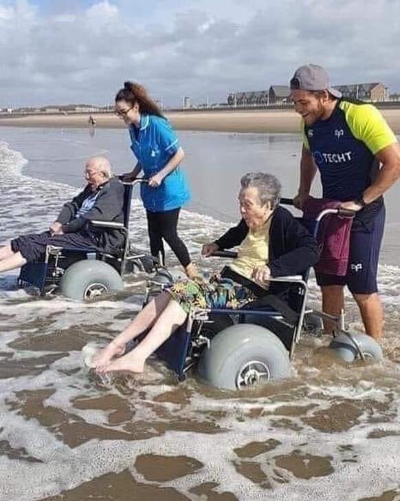 BambiniConverse's tweet image. #Galles 
I residenti della casa di cura per anziani sono stati felicissimi di avere la possibilità di immergere le dita dei piedi nel mare quando hanno fatto una gita in spiaggia sulle loro sedie a rotelle speciali….♥️