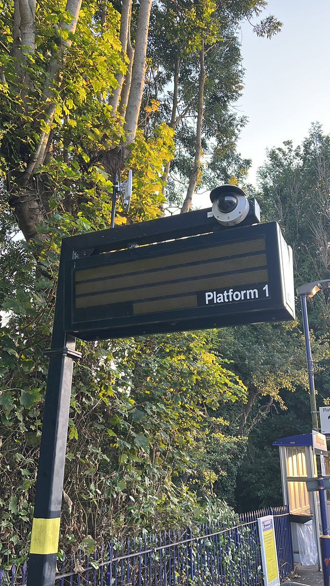 TomLovesHayley's tweet photo. @GWRHelp please can you guys fix the electronic sign on platform 1 at Midgham Station, it’s been off for weeks https://t.co/LRuAPVPOlh
