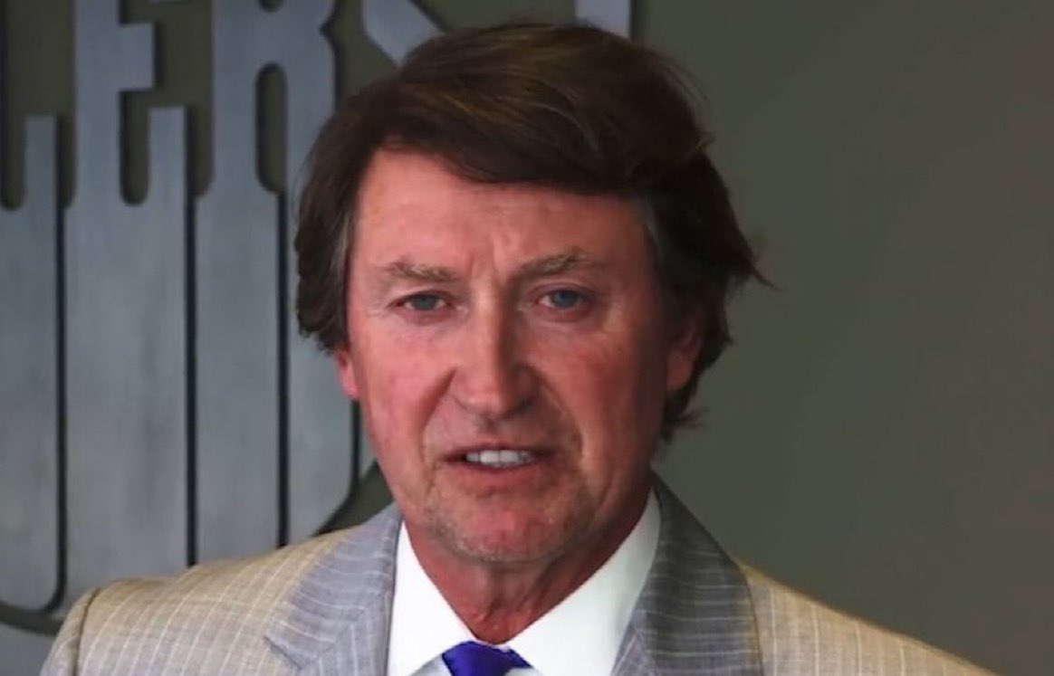 Super70sSports's tweet photo. Wayne Gretzky looks like he’s playing Vin Scully in a 1985 made-for-tv movie about Vin Scully. https://t.co/IxOPa2CZvI