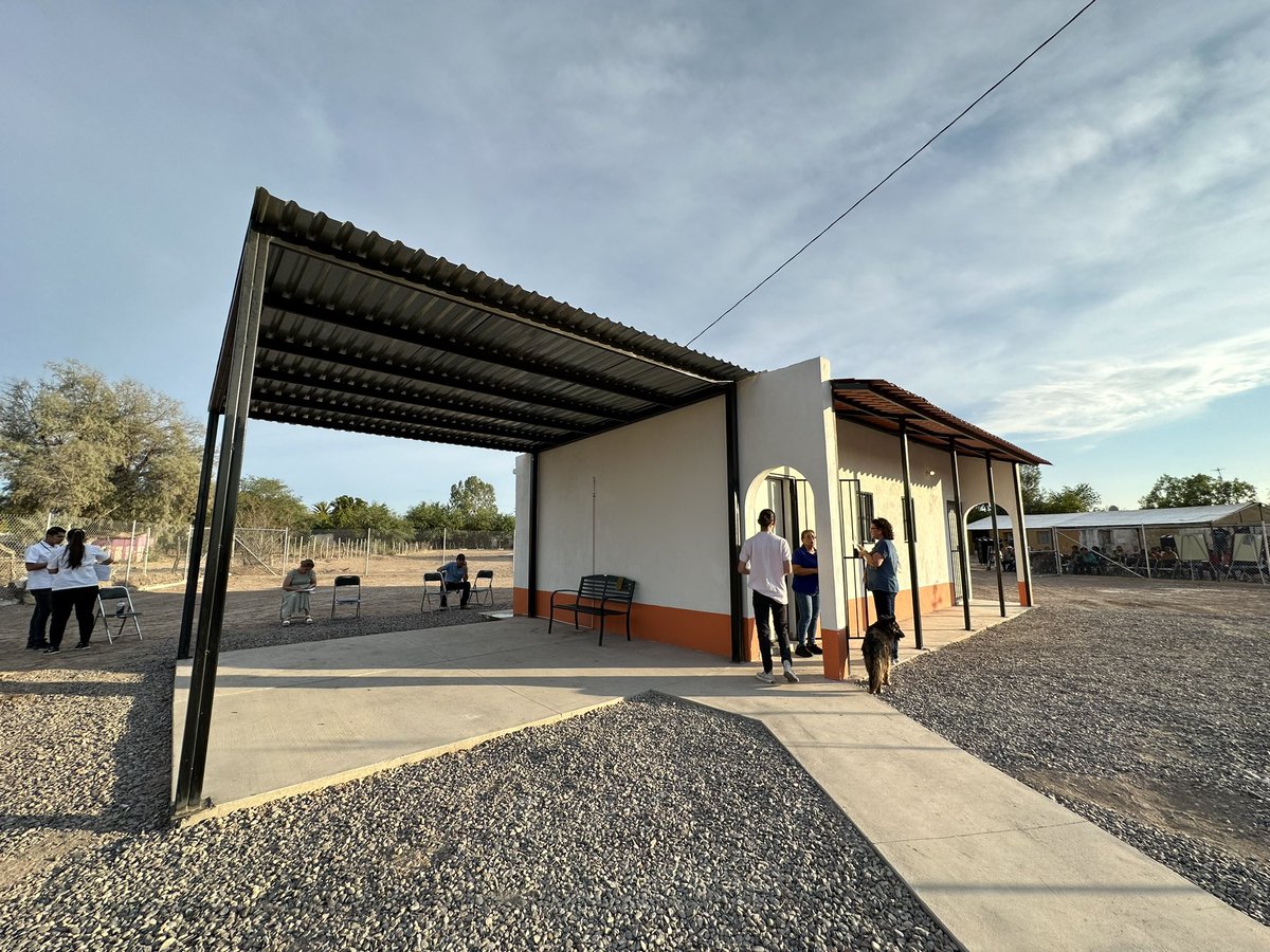 La comunidad del Ejido San Luis recibió el día de ayer dos obras que les traerán una mejor calidad de vida. 

Se trata de una nueva Casa de Salud y la rehabilitación del parque de la comunidad, espacios en donde podrán disfrutar de un ambiente más digno.