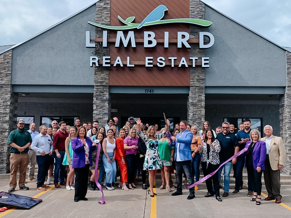 chamberfay's tweet photo. Congratulations to @LimbirdTeam on the grand opening of their new, Fayetteville location!

The Limbird Team’s approach aligns resources to aggressively market your property and allows us to see your transaction successfully move through every step to completion. https://t.co/wgaiqIzx41