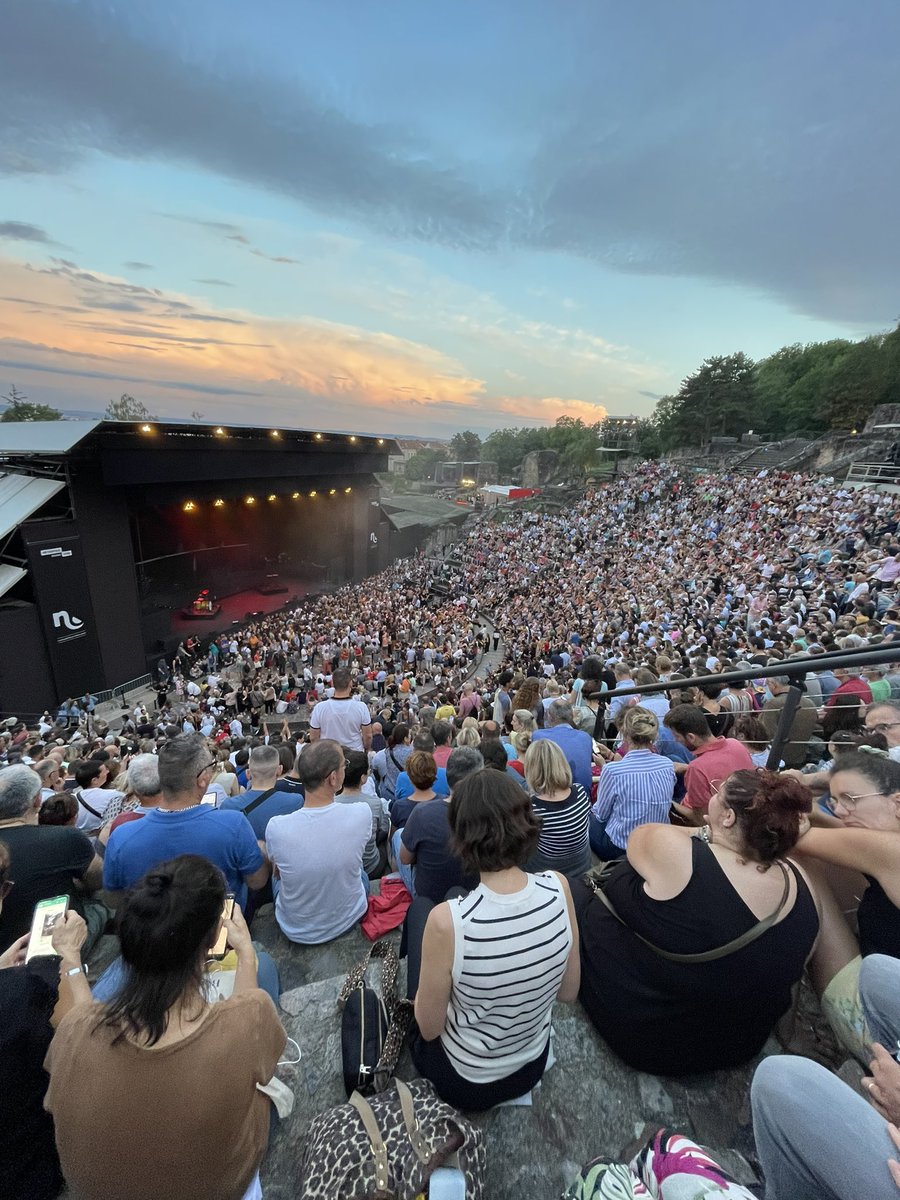 Pour le concert de <a href="/Zazieonline/">Zazie</a> c’est plein à craquer ce soir aux @fourviere … L’avantage d’être au tout dernier rang , c’est d’être en contact direct avec les dieux 😂😂😂