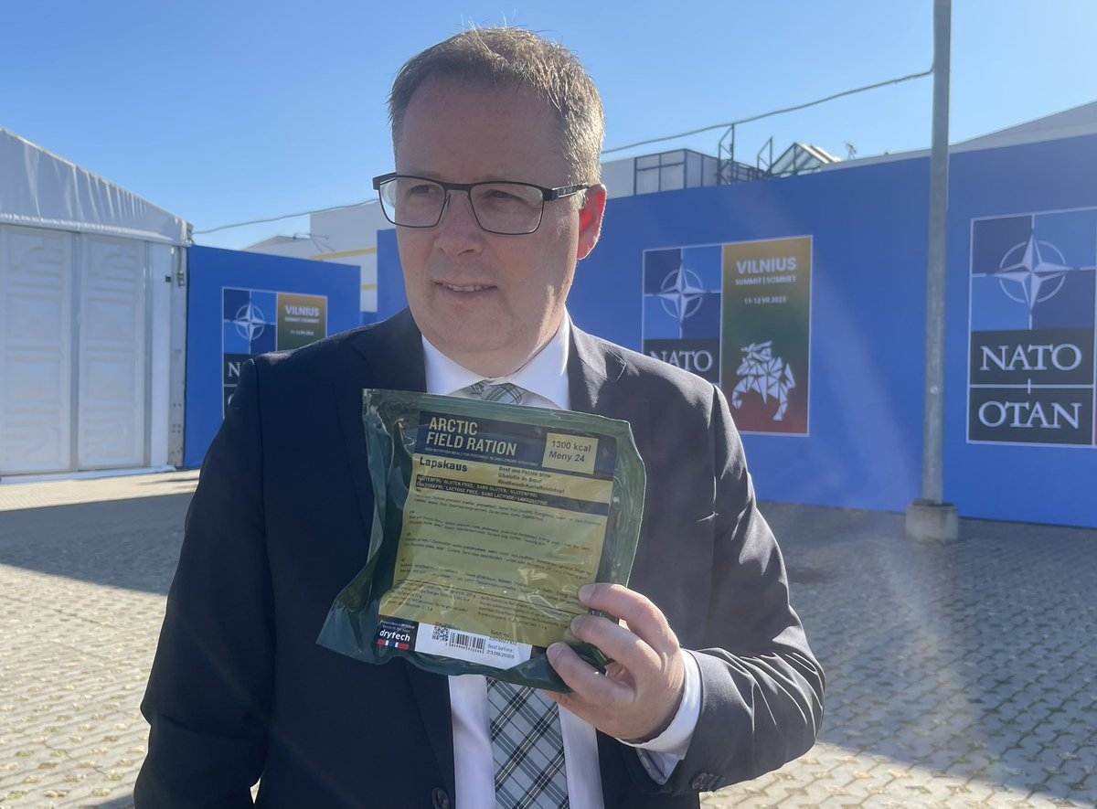 Forsvarsdep's tweet image. - Vi sender nå norsk feltproviant til Ukraina. Det er snakk om 150 000 feltrasjoner, 80 000 lunsj- og middagsmåltider og 50 000 frokostmåltider, sier forsvarsminister @Bjornarildgram 
#drytech #feltprovianttilfronteniukraina 

regjeringen.no/no/aktuelt/don…