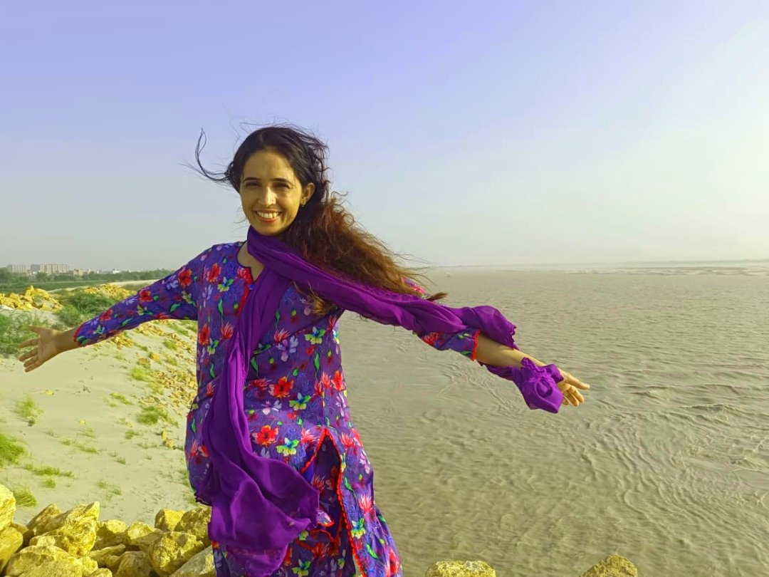 کبھی کبھی صرف ایک لمحہ انسان کو 
بہت سی زنجیروں سے آزاد کر دیتا ہے۔