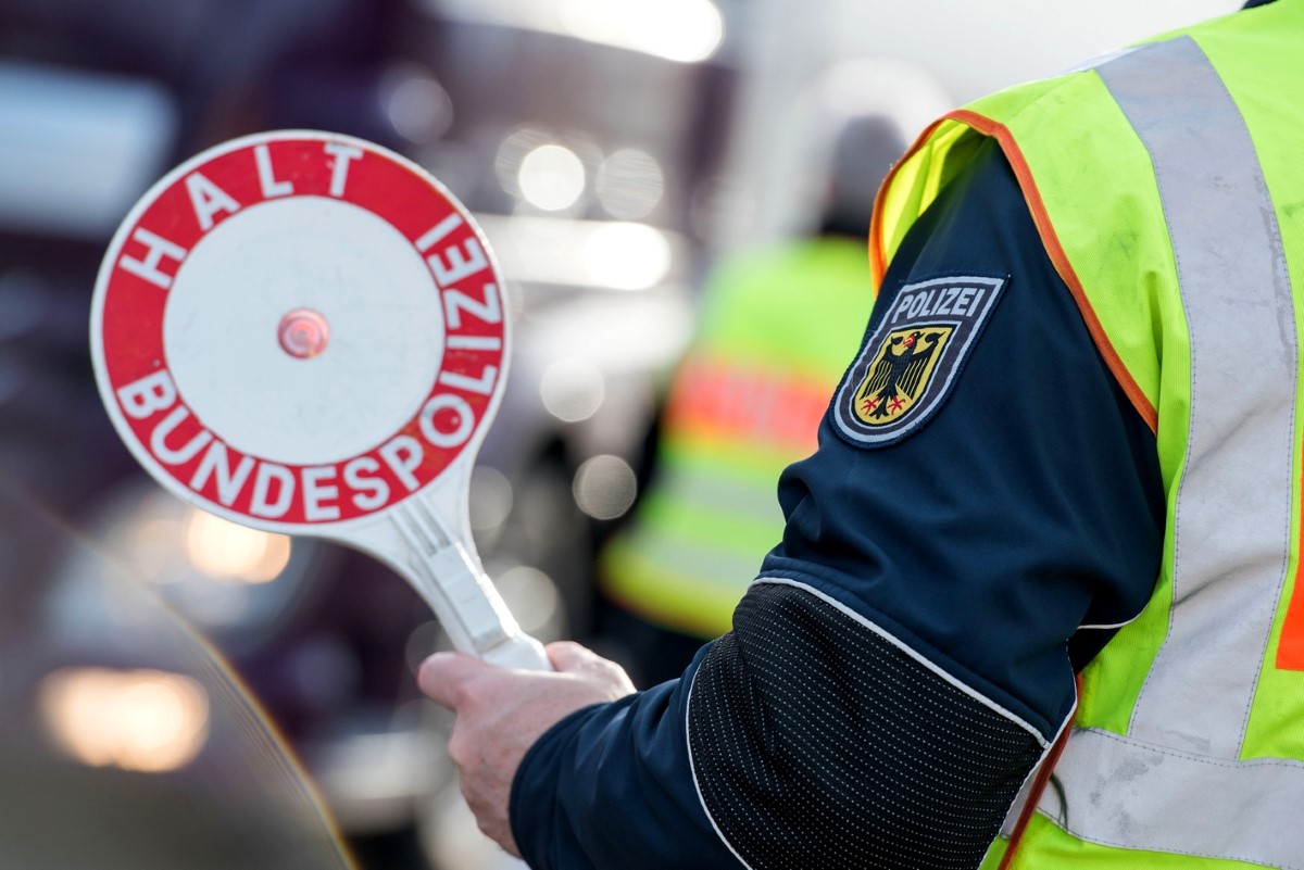 KRÖNING, LANDKREIS LANDSHUT. 65-jähriger Rollerfahrer erheblich alkoholisiert angehalten.

Am Dienstag, den 11.07.2023, um 16.15 Uhr wurde ein 65-jähriger Rollerfahrer in Triendorf zur Verkehrskontrolle angehalten.

landshut.info/2023/trunkenhe…