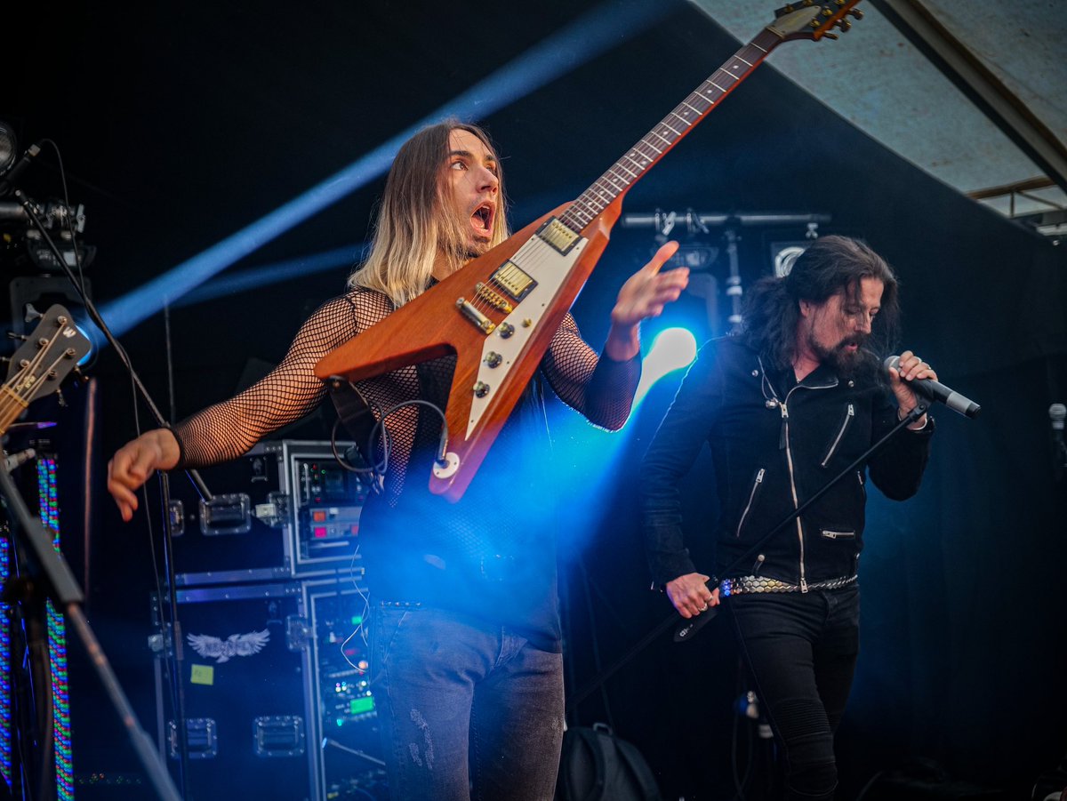 Please caption this 😂

Pic by @Nick_the_rocker from Wildfire Festival 2023 

<a href="/WildFireFestUK/">WILDFIRE</a> 

#flyingv #flyingvguitar #gibsonflyingv #flyingvguitars #flyingvflying #guitarmoves #flyingguitar