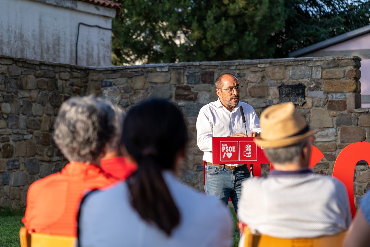 PSOESoria's tweet photo. Hemos acabado nuestra ruta en Villar del Río, con un alcalde implicando en el desarrollo del municipio con muchos proyectos de fondos europeos para seguir creciendo en la comarca. 

Nuestro alcaldes y alcaldesas son nuestro mejor exponente para conseguir #LaMejorSoria, #VotaPSOE. https://t.co/rACEdhc3yZ