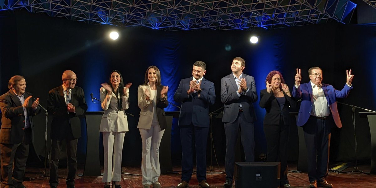 polianalitica's tweet photo. 📊 Según ustedes ¿Quién ganó el debate?

🔵 María Corina
⚪️ Carlos Prosperi
🟢 César Pérez Vivas
⚫️ Andrés Caleca 
🟠 Freddy Superlano
🟣 Tamara Adrián
🔵 Delsa Solorzano 
🟢 Andrés Velásquez 

Los leemos 👀

#HablanLosCandidatos https://t.co/hvIZZKA7Ly