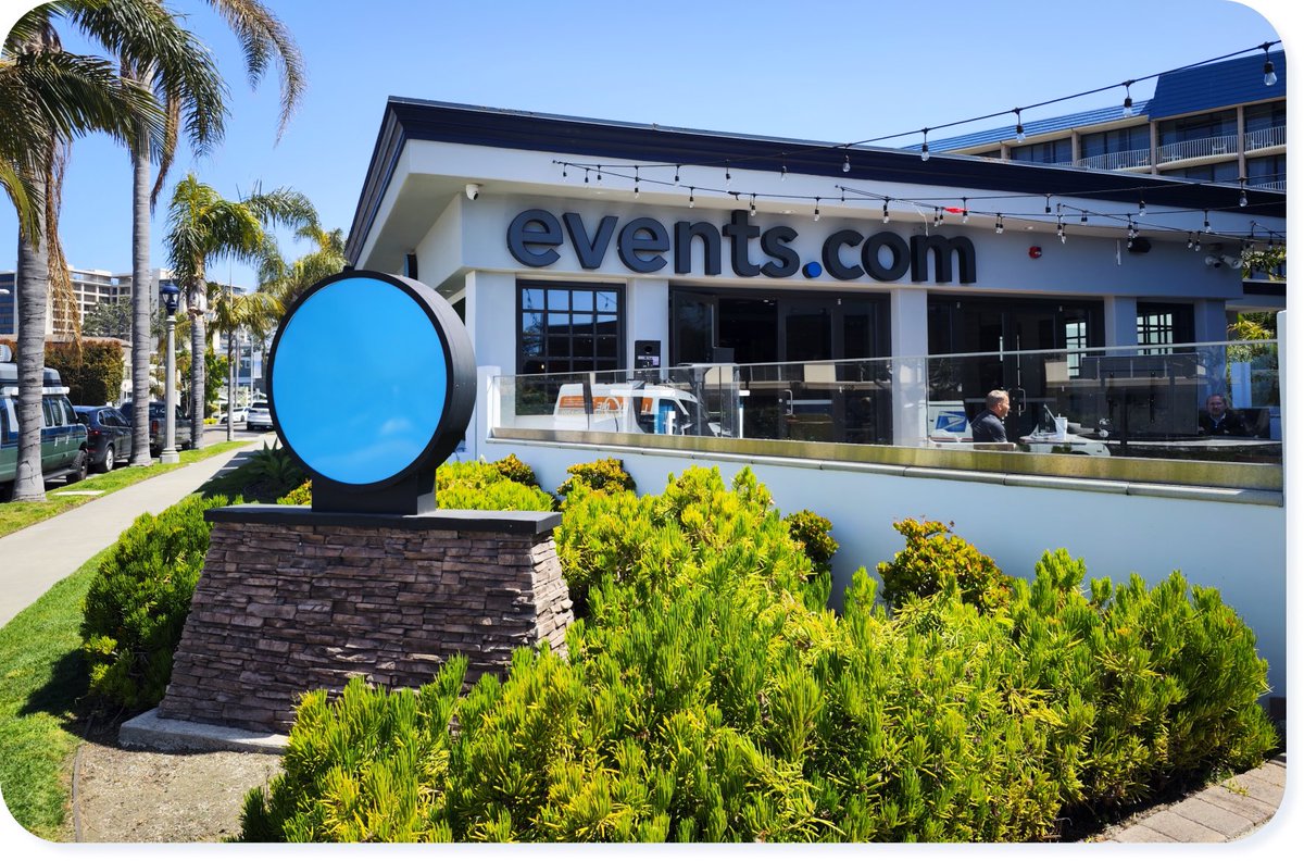 eventsdotcom's tweet photo. We 💙 summers in the office 

#eventsdotcom #summer #lajolla https://t.co/e3vivn46rc