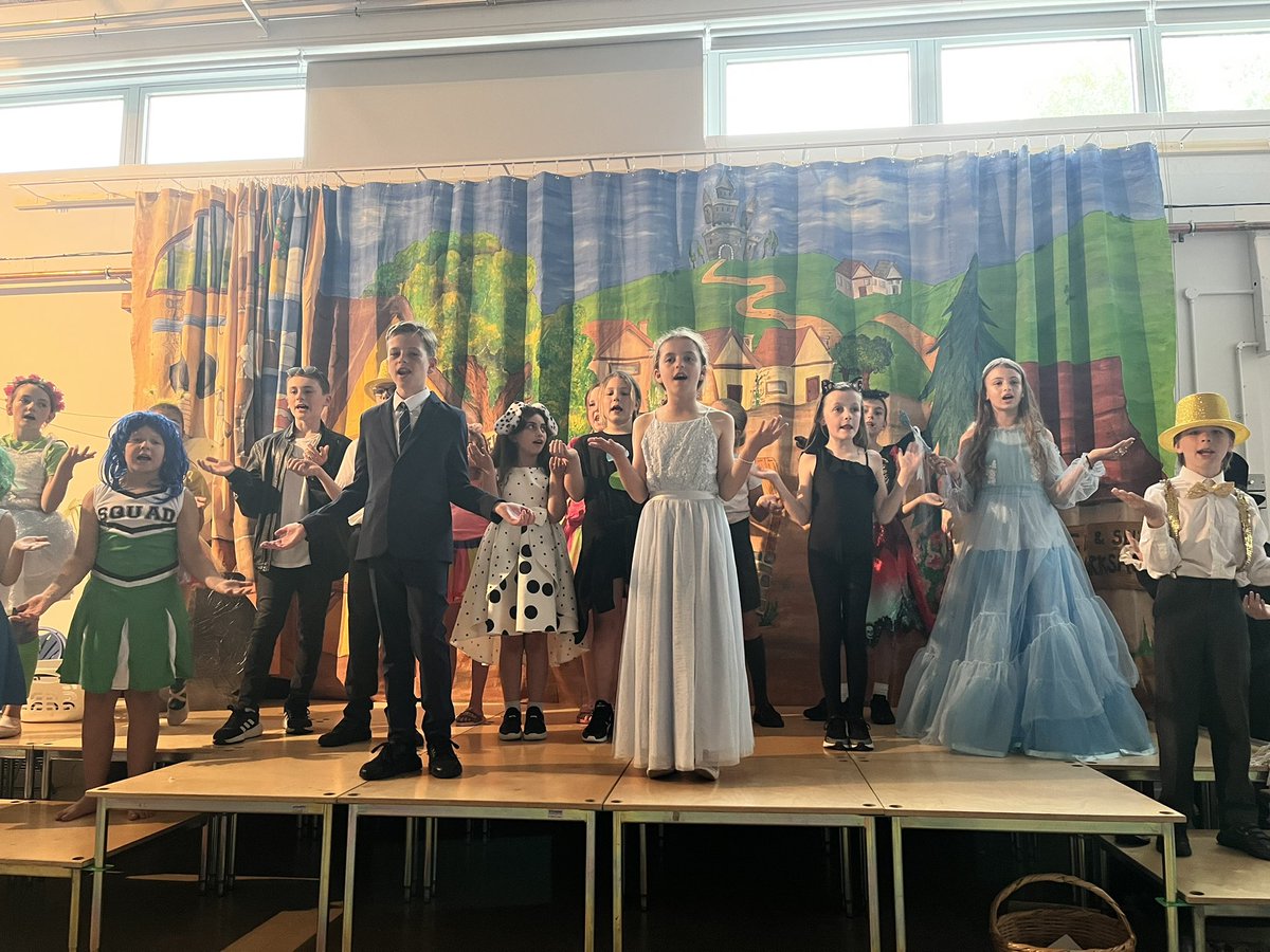 MountnessingSch's tweet image. Our Cinderella Rockerfella superstars. The most amazing performance from KS2 over the last 2 nights. Super singing and acting. Well done to all. #schoolshow #solosinging #CinderellaRockerfella