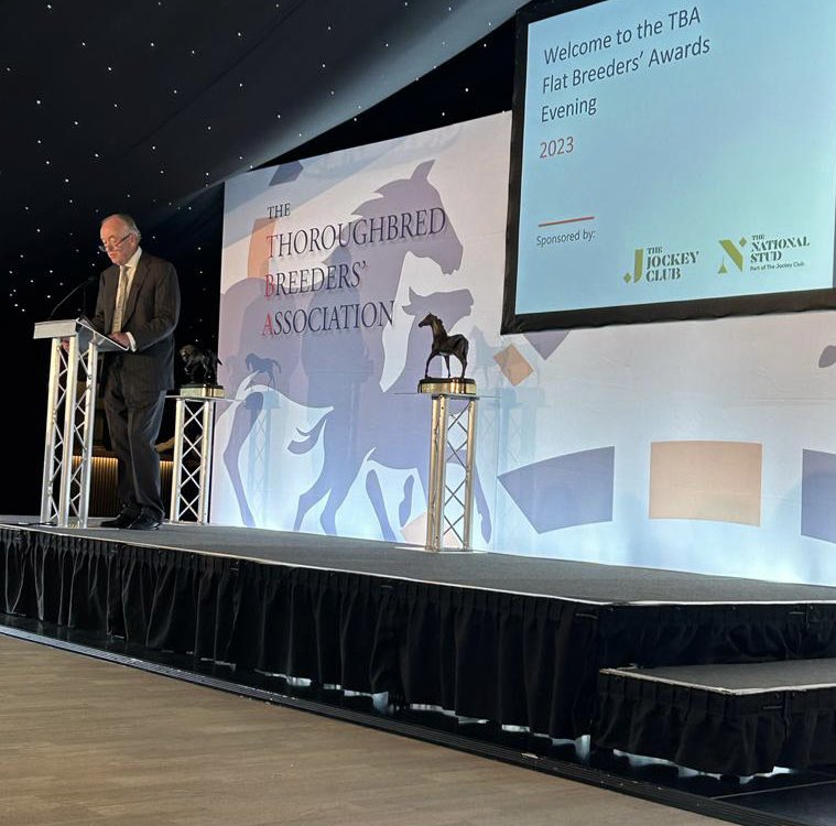 TheTBA_GB's tweet photo. 🎤 “In 2022 there were 22 individual British-bred Group 1 winners who in total won 31 Group 1 races in 5 different countries.” - Julian Richmond-Watson, TBA Chairman welcomes guests to the Flat Breeders’ Awards Evening.

#awards #FlatBreedersAwards #horseracing https://t.co/jnOinuJzci