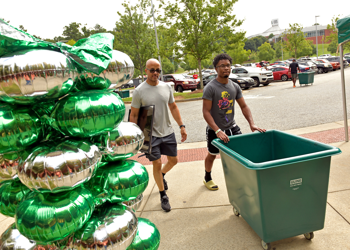 GeorgiaGwinnett's tweet photo. Get your moving boxes ready, Grizzlies βΒ we're officially 1οΈβ£ month away from move-in!
Whether you're new to the Grizzly family or returning for another wonderful year, we can't wait to welcome you home.
#GGC #MoveInDay2023 https://t.co/6bXxom5lG1