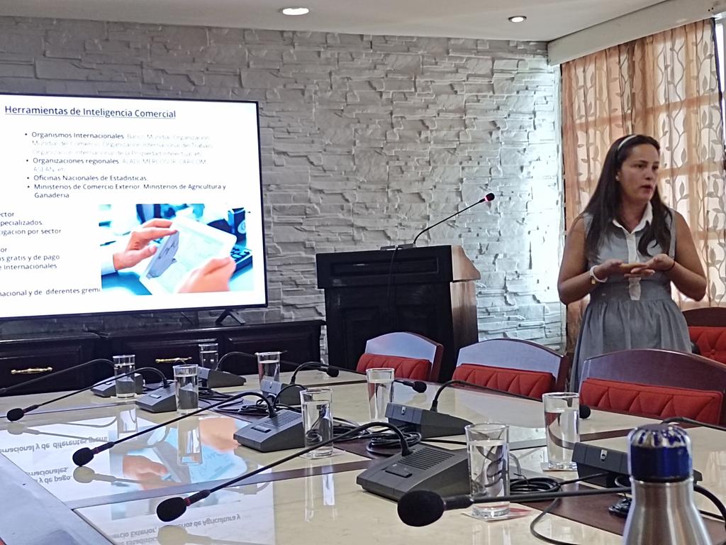 Camara_Comercio's tweet photo. #Noticias 🗞️ll Participa la Cámara de Comercio de la República de Cuba, en el taller de Inteligencia Comercial.

🔸La capacitación fue impartida por Alegna Lombillo y Elaine Pérez, Jefa de Departamento de Investigación de Mercados y de Información Comercial de @pro_cuba. https://t.co/kanvhAveYm