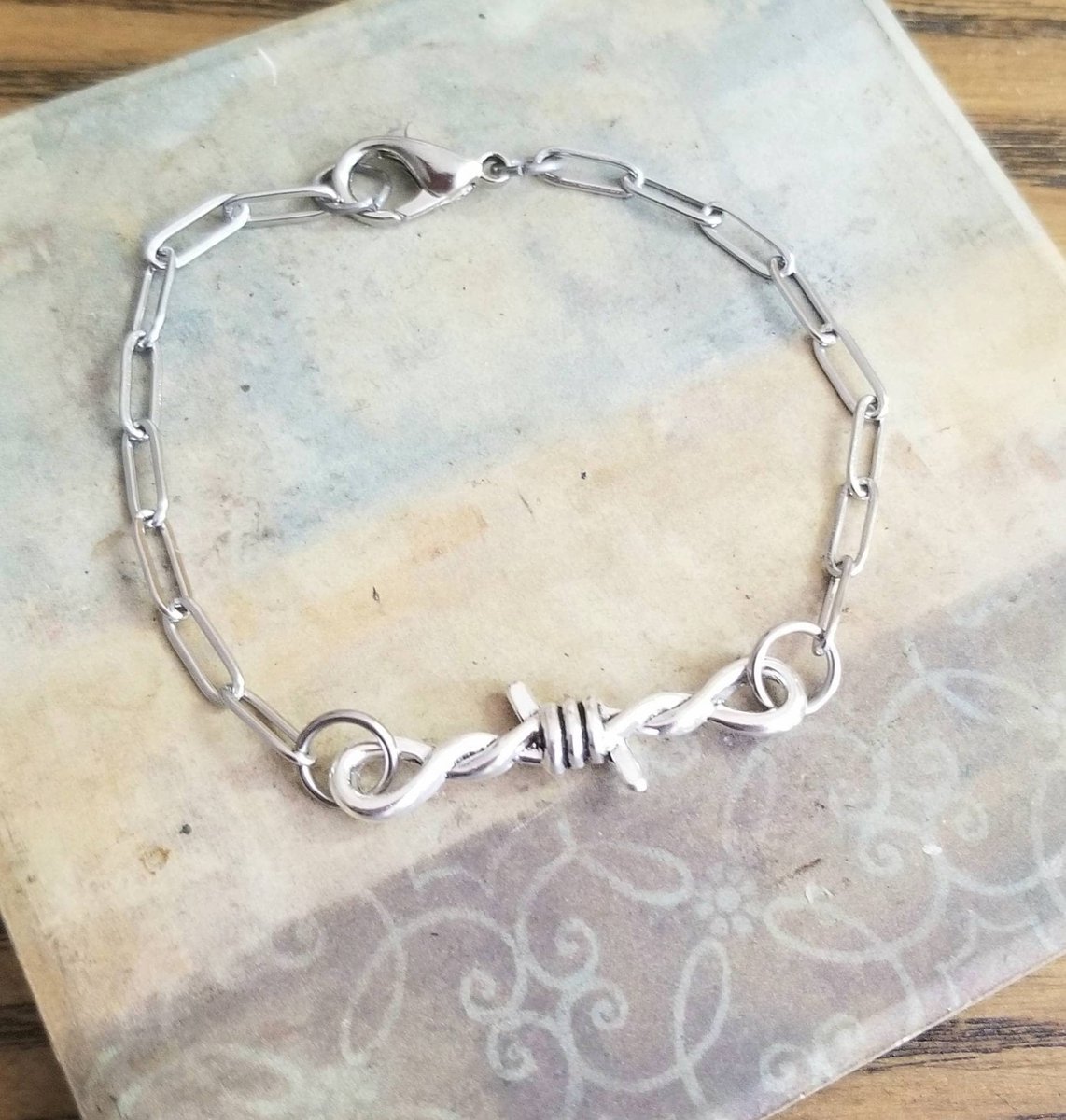 Barbed Wire Bracelet, Stainless Steel 3mm Paperclip Chain Bracelet #jewelry #bracelet #bracelets #chainbracelet #barbedwire #paperclipchain #trendyjewelry #backtoschool #unisex #Streetwear #contemporaryjewelry #handmadejewelry 

etsy.me/3JUvuEH via @Etsy