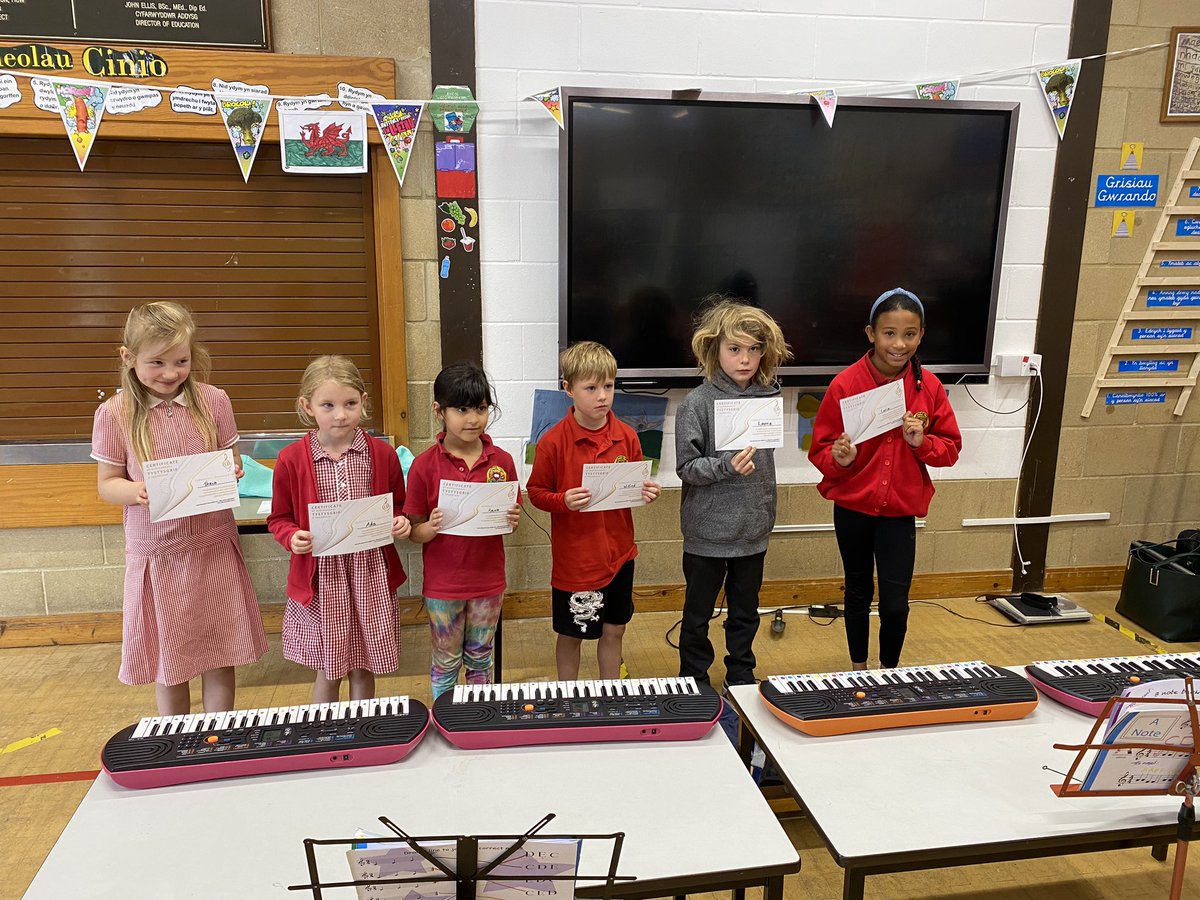YsgolBroIngli's tweet photo. 🎶🎼Da iawn i’r perfformwyr ifanc yma - pleser oedd gwrando ar eich cerddoriaeth heddiw🎼🎶

🎼🎶Well done to these young performers - it was a pleasure listening to your music 🎶🎼

Diolch i Studio 47, @clairejones85 ac Esyllt Thomas am eu dysgu

https://t.co/xHxnYnLUAv https://t.co/JPJQKXg4KY