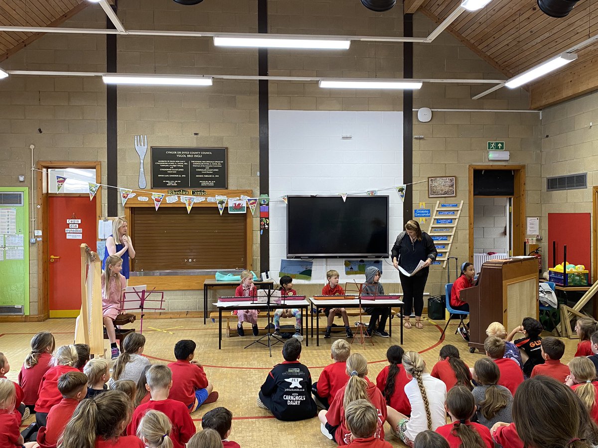 YsgolBroIngli's tweet photo. 🎶🎼Da iawn i’r perfformwyr ifanc yma - pleser oedd gwrando ar eich cerddoriaeth heddiw🎼🎶

🎼🎶Well done to these young performers - it was a pleasure listening to your music 🎶🎼

Diolch i Studio 47, @clairejones85 ac Esyllt Thomas am eu dysgu

https://t.co/xHxnYnLUAv https://t.co/JPJQKXg4KY