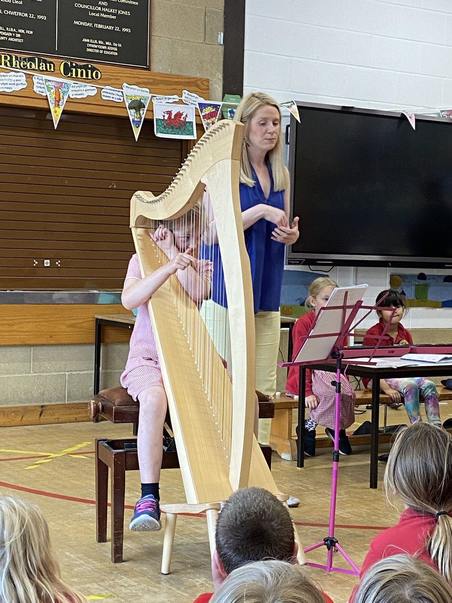 YsgolBroIngli's tweet photo. 🎶🎼Da iawn i’r perfformwyr ifanc yma - pleser oedd gwrando ar eich cerddoriaeth heddiw🎼🎶

🎼🎶Well done to these young performers - it was a pleasure listening to your music 🎶🎼

Diolch i Studio 47, @clairejones85 ac Esyllt Thomas am eu dysgu

https://t.co/xHxnYnLUAv https://t.co/JPJQKXg4KY
