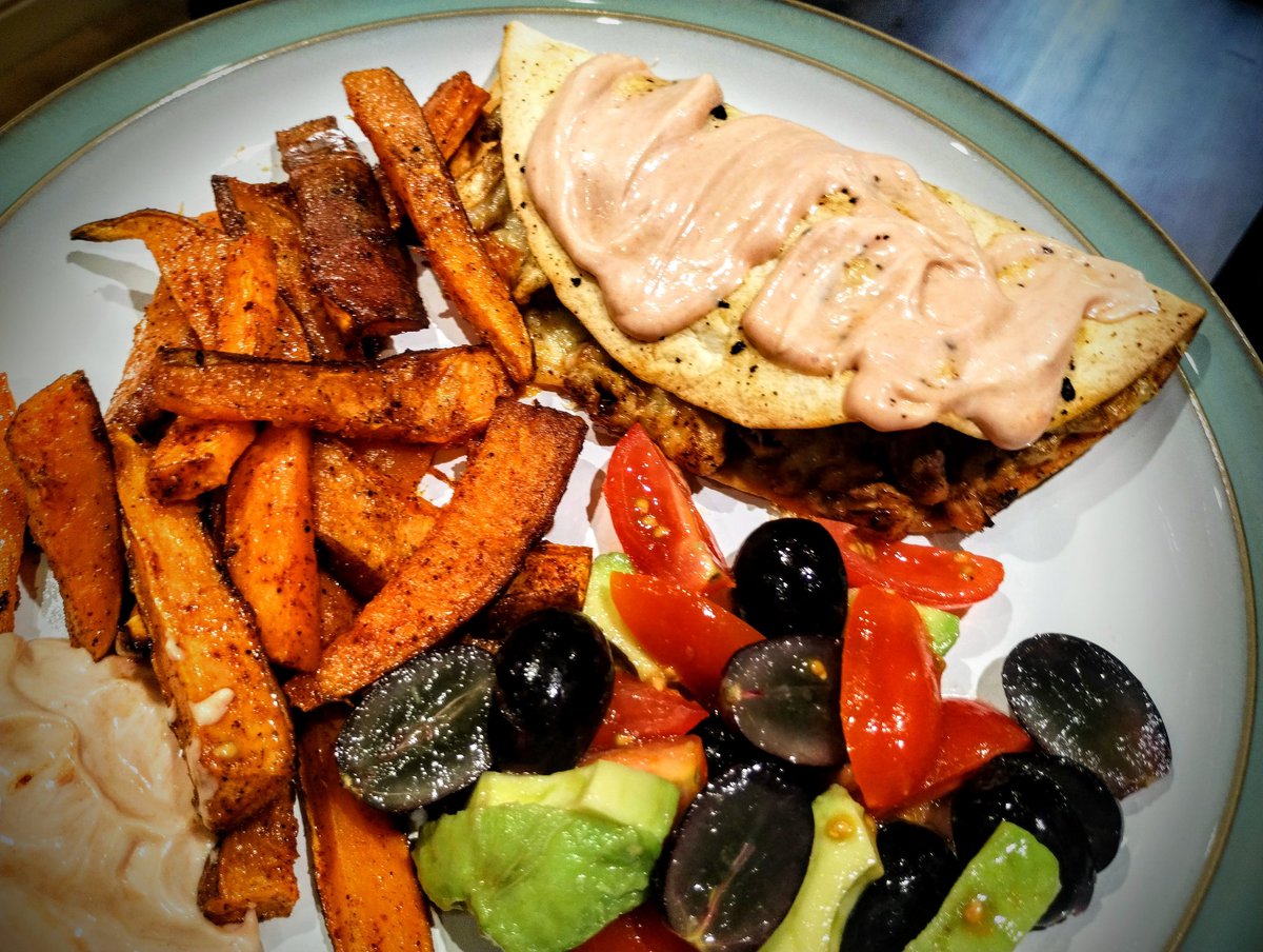 cutie_kawa's tweet photo. Okay it doesn't look the beeest but it was really tasty!! I put sauce on top ๐ and finished it with sweet potato fries and a bit of salad! ๐ฅ #KawaCooks https://t.co/Mmiy5oBBc8