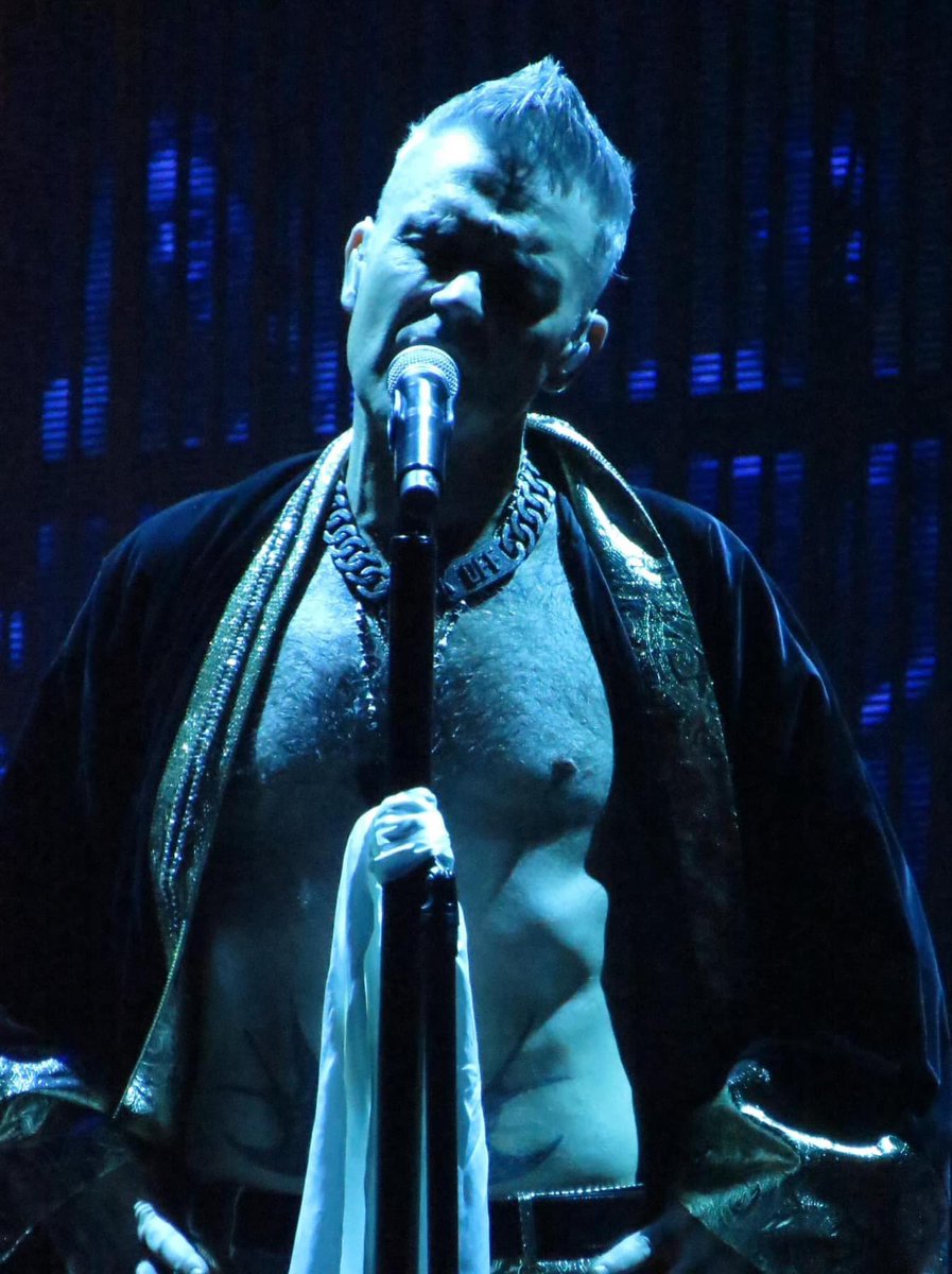 rwfanfest's tweet photo. Ooooooofffftttt 🔥🔥🔥
That is all.
Just 4 of the thousands of INCREDIBLE fan photos we’ve shared on our FB page… 💙@robbiewilliams #XXVTour #TotalFitlord https://t.co/JWKVoBenku