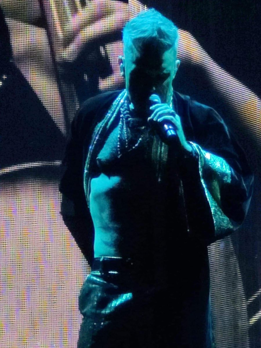 rwfanfest's tweet photo. Ooooooofffftttt 🔥🔥🔥
That is all.
Just 4 of the thousands of INCREDIBLE fan photos we’ve shared on our FB page… 💙@robbiewilliams #XXVTour #TotalFitlord https://t.co/JWKVoBenku