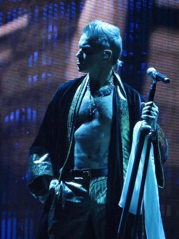 rwfanfest's tweet photo. Ooooooofffftttt 🔥🔥🔥
That is all.
Just 4 of the thousands of INCREDIBLE fan photos we’ve shared on our FB page… 💙@robbiewilliams #XXVTour #TotalFitlord https://t.co/JWKVoBenku