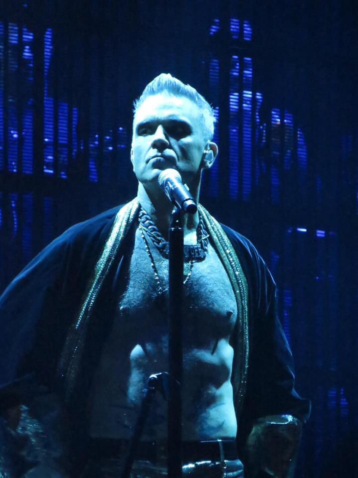 rwfanfest's tweet photo. Ooooooofffftttt 🔥🔥🔥
That is all.
Just 4 of the thousands of INCREDIBLE fan photos we’ve shared on our FB page… 💙@robbiewilliams #XXVTour #TotalFitlord https://t.co/JWKVoBenku