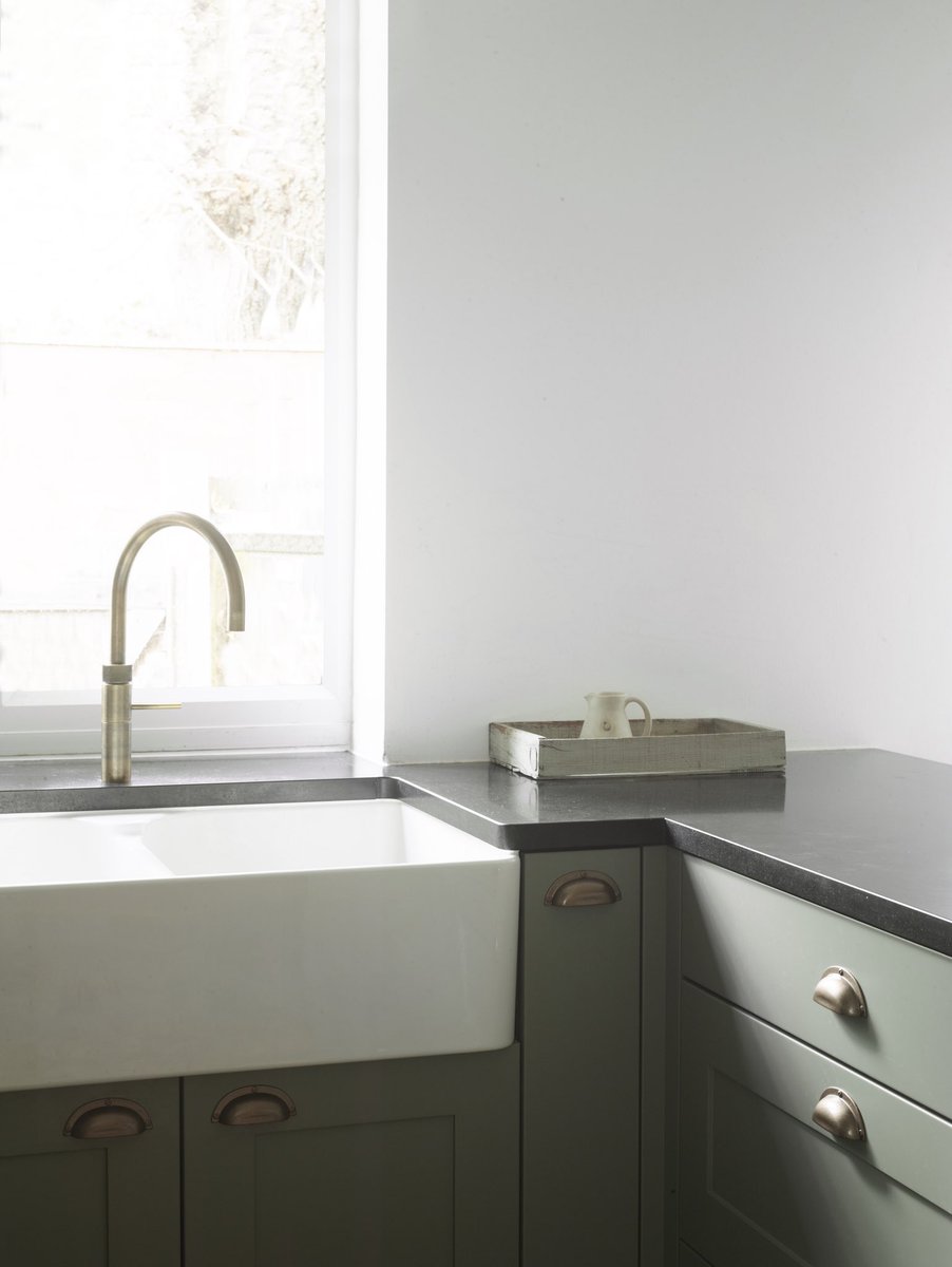 roundhouse_dsgn's tweet photo. A beautiful and contemporary kitchen design from our Studio collection with subtle hints of country style. The space features charmingly uneven reclaimed terracotta floor tiles, brass antique handles, and black Nero Assoluto granite worktops.
#roundhousedesign #kitchen https://t.co/HdUMaz4eDs
