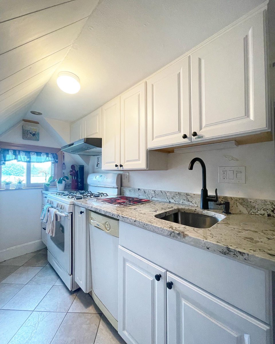 MichaelGiovang1's tweet image. Kitchen: Unit 3 COMPLETE!🥘

Today, we had new, beautiful granite countertops installed, new sink, faucet, garbage disposal, hardware and freshly painted. PUMPED for this to be complete! #ontothenextproject 

#kitchenupdate #granitecountertops #newcountertops #homeownership