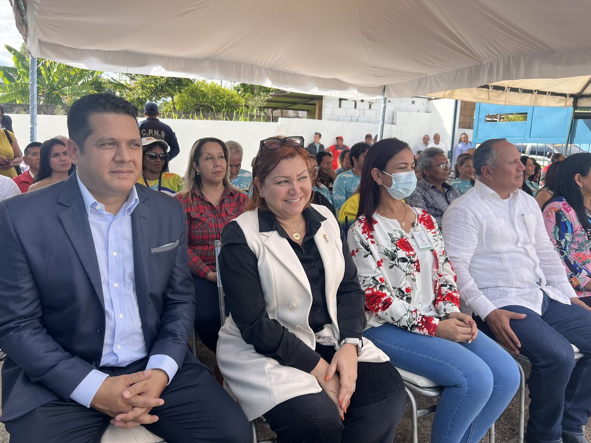 comandosergioh's tweet photo. Un acto cargado de amor y lleno de hermandad, con la inauguración de esta sede la @defensoria_bol en nuestra entidad capital, para seguir fortaleciendo las acciones en protección del pueblo @aruizddp @ZoraiseR #LaPoesíaNosUne https://t.co/4yboY7DKQD