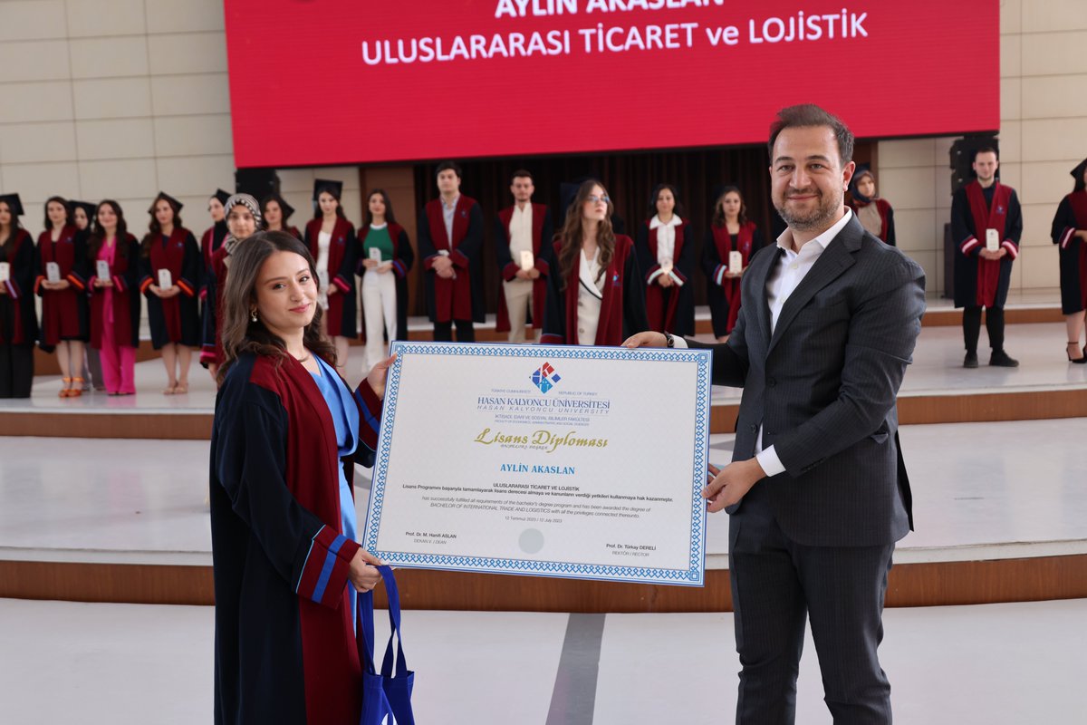 hkunv's tweet photo. Hasan Kalyoncu Üniversitesi, 15. yıldönümü ve 9. mezuniyet töreninde 1.578 öğrencisini gururla mezun etti! 🎓🌟💫

Törende Gençlik ve Spor Bakanı Osman Aşkın Bak ve Hasan Kalyoncu Üniversitesi Mütevelli Heyeti Başkanı Cemal Kalyoncu mezunlarımızın mutluluğuna ortak oldular.

Mezunlarımıza yeni hayatlarında başarılar diliyoruz. Yolunuz açık olsun... 👋🎉👏🎓

#HasanKalyoncuÜniversitesi #hkunv #HKÜ2023 #MezuniyetTöreni 

@OA_BAK @gencliksporbak