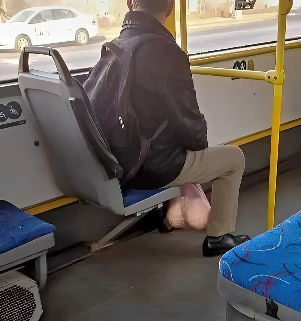 NO CONTEXT HUMANS tweet media