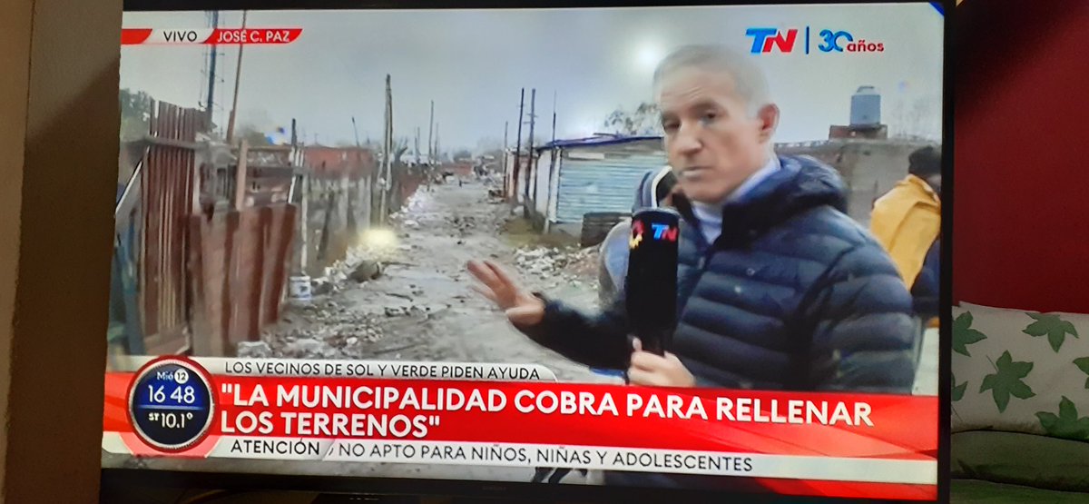 nely31121's tweet photo. jose C. Paz
El barrio se llama " SOL Y VERDE " , que ironía no ?  
Intendente Mario Ishii,  el que utiliza las ambulancias para repartir droga. https://t.co/yTapbJhM6J