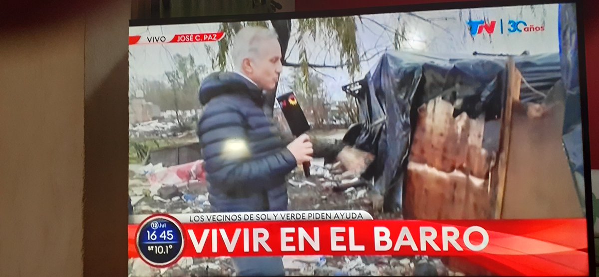 nely31121's tweet photo. jose C. Paz
El barrio se llama " SOL Y VERDE " , que ironía no ?  
Intendente Mario Ishii,  el que utiliza las ambulancias para repartir droga. https://t.co/yTapbJhM6J