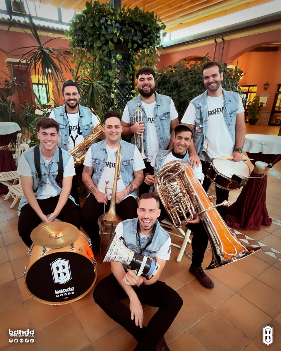 🍻Esta publicación no tiene más sentido que el de brindar por lo bueno que nos da la música.

La Banda no sería lo mismo sin su grupo de corgaos.

Lo mejor de todo es que son un grupo de amigos, están todos mal de la cabeza, pero son amigos. ¡Así da gusto! ❤️‍🩹