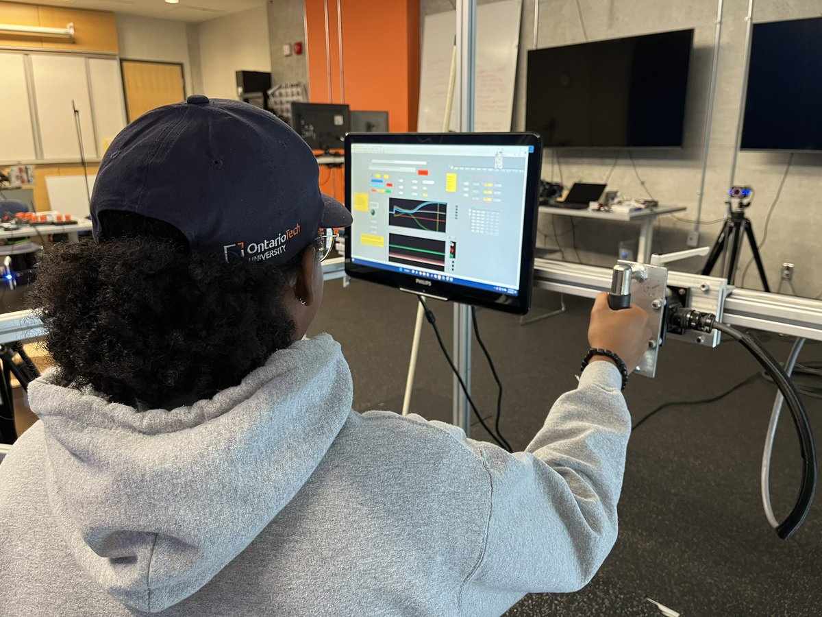OT_FHSc's tweet photo. In Dr. La Delfa’s biomechanics &amp; ergonomics lab today!  Mya Ching’anda is busy working on her NSERC undergraduate scholarship project. There will be a demonstration of newer motion capture and VR equipment next Wednesday so stay tuned. @nladelfa @foleyneuromech @ontariotechu https://t.co/fymYElhPuK