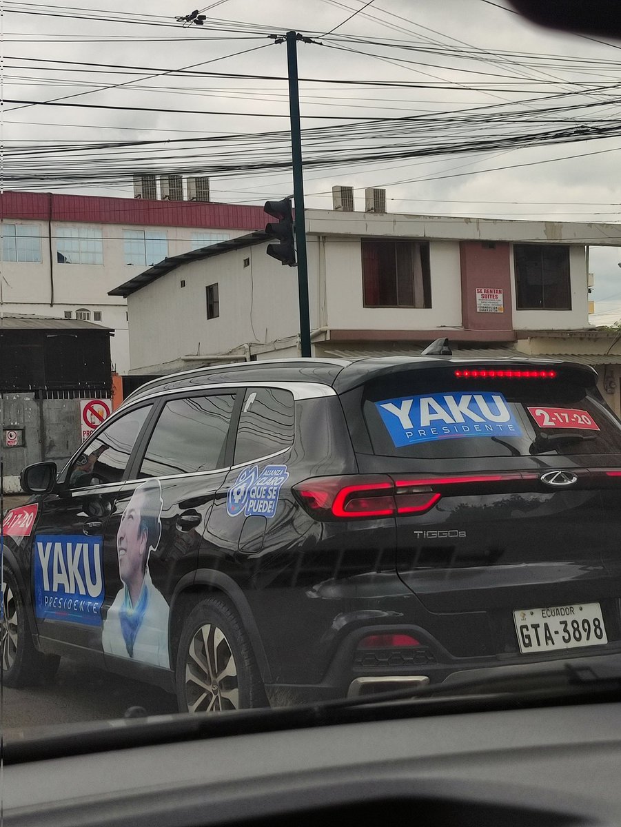 evebarcia's tweet photo. @yakuperezg que pena que su gente que anda toda brandeada, no respete señales de tránsito.. este sujeto se viene pasando los rojos, y anda a velocidad.. ojalá pueda escojer gente responsable.. https://t.co/QGxSroVUP2