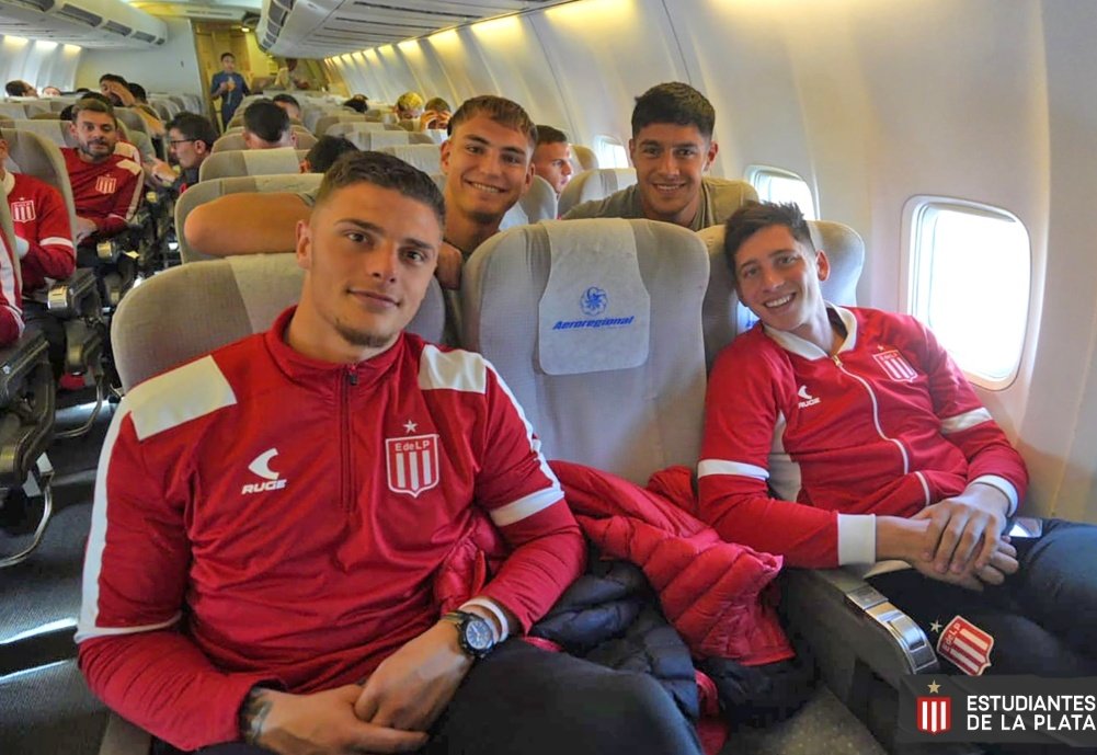 cabrera10's tweet photo. #EDLP un viaje que empezó mal termina mal: el plantel albirrojo está demorado en Santa Cruz de la Sierra por un problema en una turbina del avión. Despegó y tuvo que aterrizar nuevamente https://t.co/BltXyCHoSo