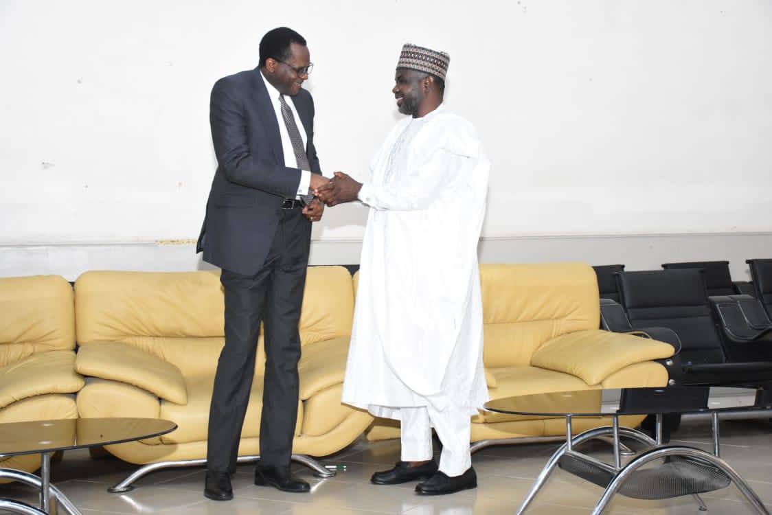 fccpcnigeria's tweet photo. To ensure fair, quality healthcare, Abubakar Tafawa Balewa Univ. Teaching Hosp. Bauchi domesticated FCCPC Patients' Bill of Rights #PBoR today. Babatunde Irukera, EVC, warmly received by CMD Prof Yusuf B. Jibril, SSG Ibrahim M. Kashim, & Emir of Bauchi Dr. Rilwanu Suleiman (CFR) https://t.co/p8aNzeSsOJ