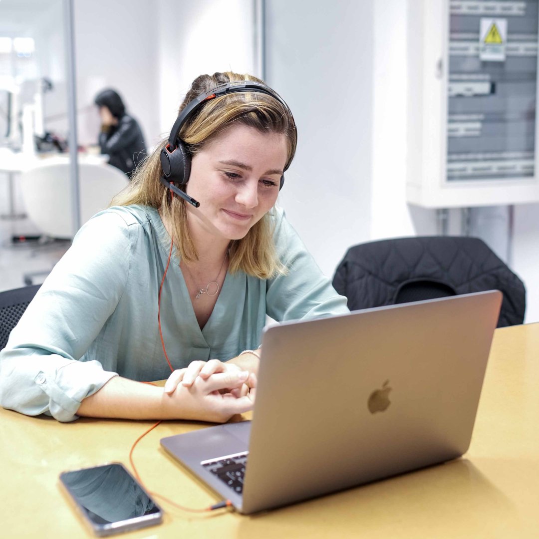 👩🏻‍💻 Trabajar en #remoto fue la solución para muchas empresa durante la pandemia. Pasada la crisis, nos surge una duda: ¿el #teletrabajo ha venido para quedarse? 🧐

¡Queremos saber tu opinión! Responde a la #encuesta ➡️ redquest2.redbilityservers.com/li