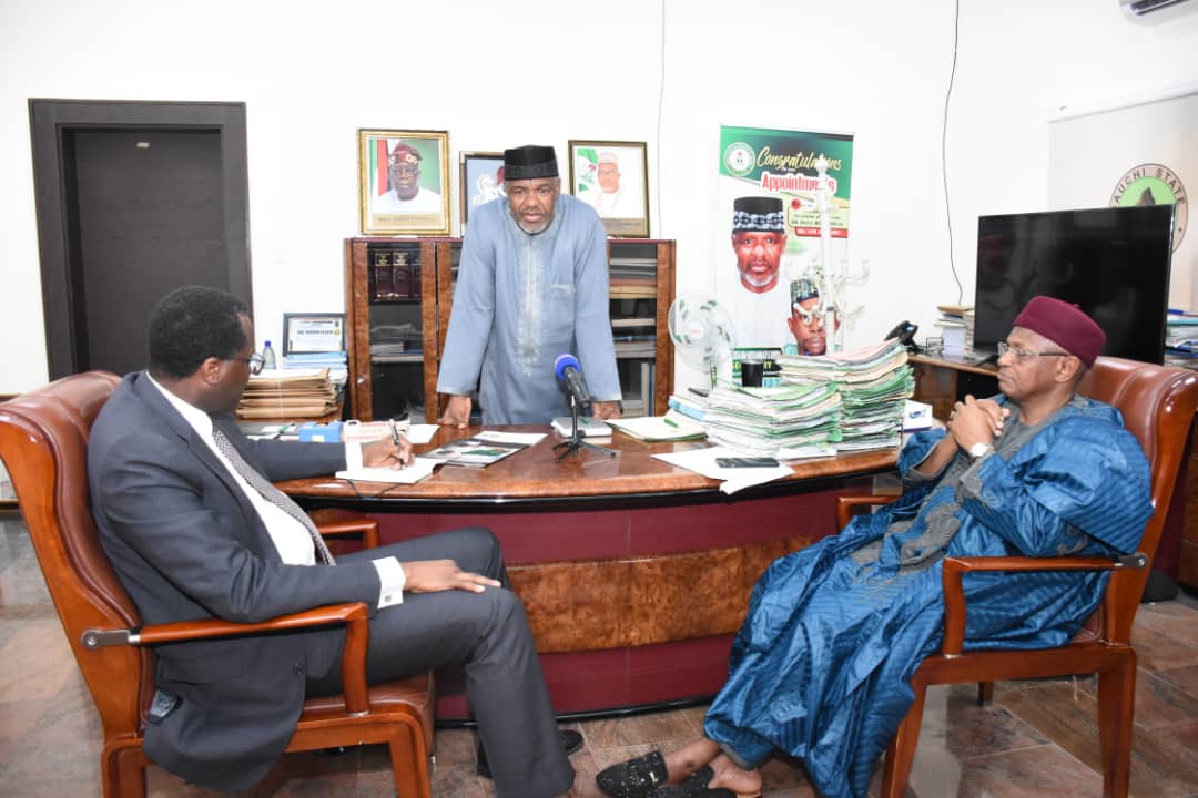 fccpcnigeria's tweet photo. To ensure fair, quality healthcare, Abubakar Tafawa Balewa Univ. Teaching Hosp. Bauchi domesticated FCCPC Patients' Bill of Rights #PBoR today. Babatunde Irukera, EVC, warmly received by CMD Prof Yusuf B. Jibril, SSG Ibrahim M. Kashim, & Emir of Bauchi Dr. Rilwanu Suleiman (CFR) https://t.co/p8aNzeSsOJ