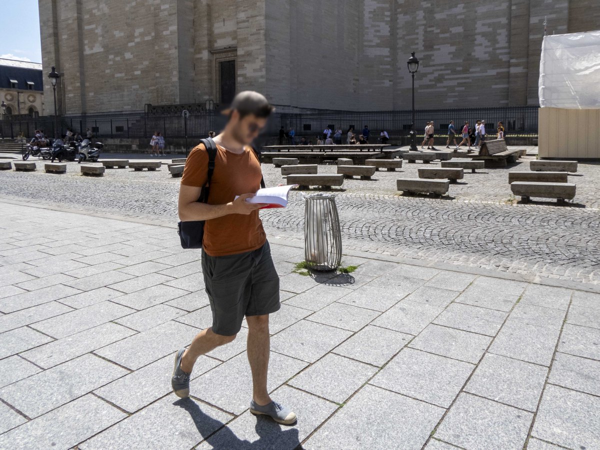 The #French #LikeToRead

A man #ReadsABook while walking along the sidewalk.