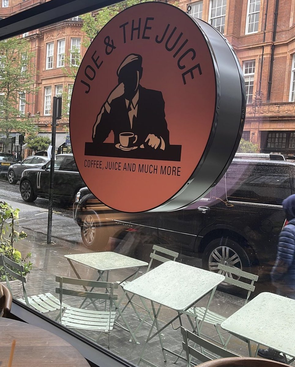 بنت ياللي شعرك أشقر و فستانك قصير 
أرفقي لا تجرحين الطيور الجارحة 

ودنا نجلس على الطاولة نشرب عصير
أنا متوتر ومتضايق من البارحة