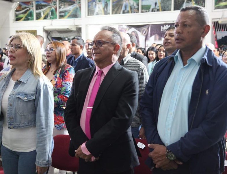 Sesión Especial en el Marco del Día Nacional del Periodista y la entrega del Premio Regional William Lara 
#LaPoesiaNosUne
#SomosPuebloLegislador 
<a href="/NicolasMaduro/">Nicolás Maduro</a>
<a href="/jorgerpsuv/">Jorge Rodríguez</a> 
<a href="/josemvasquez/">José Vásquez</a> 
<a href="/EncinozoD/">Dayana Encinozo</a> 
<a href="/Jucanle76/">Juan Carlos A.</a>