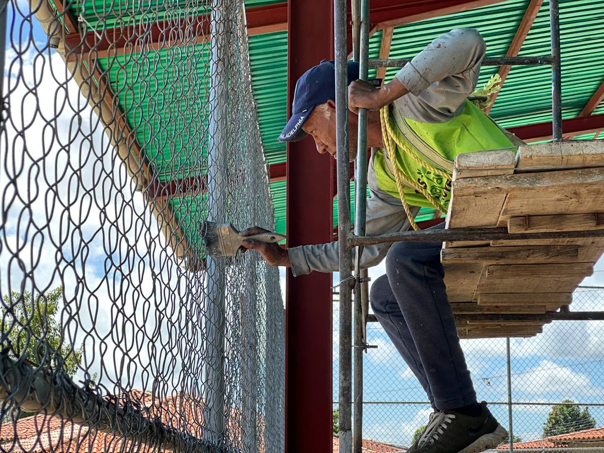 OviedoPSUV's tweet photo. ¡Le estamos dando con todo! Las canchas son parte importante de nuestra Ciudad Guayana Para Vivir para que los chamos tengan su espacio, y no nos podía faltar una recuperación integral aquí en "El Rinconcito". Vamos por más junto a @NicolasMaduro y @amarcanopsuv.

#LaPoesíaNosUne https://t.co/EWsPIRIXWA
