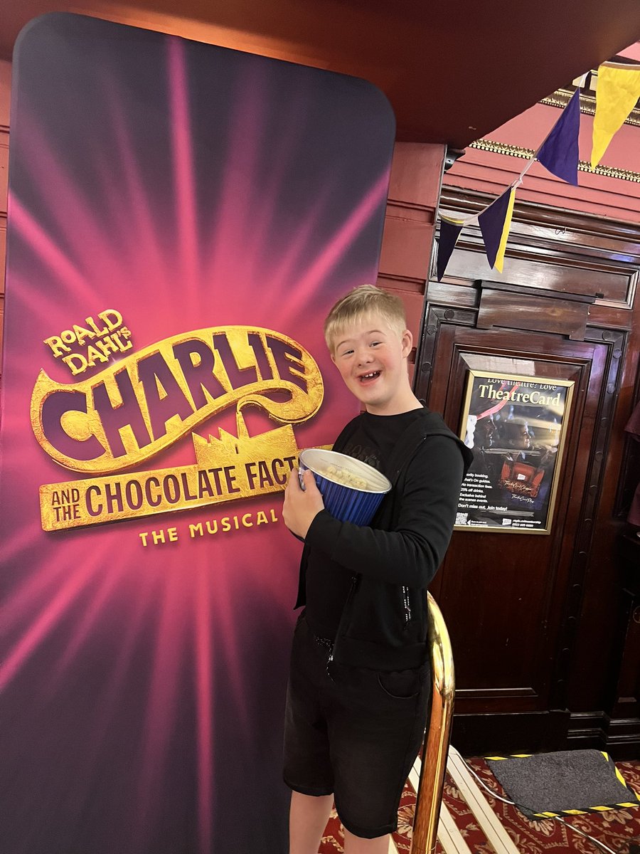 Having a brilliant time at the fabulous <a href="/CharlieChoc_UK/">Charlie and the Chocolate Factory The Musical UK</a> press night <a href="/PalaceAndOpera/">Palace & Opera Mcr</a> … a wonderfully inclusive show with the amazing signing by the fantastic Mrs Bucket <a href="/LeonieSpilsbury/">Leonie Spilsbury</a> Harvey is so engaged and loving every moment 🙌🙌🙌😍